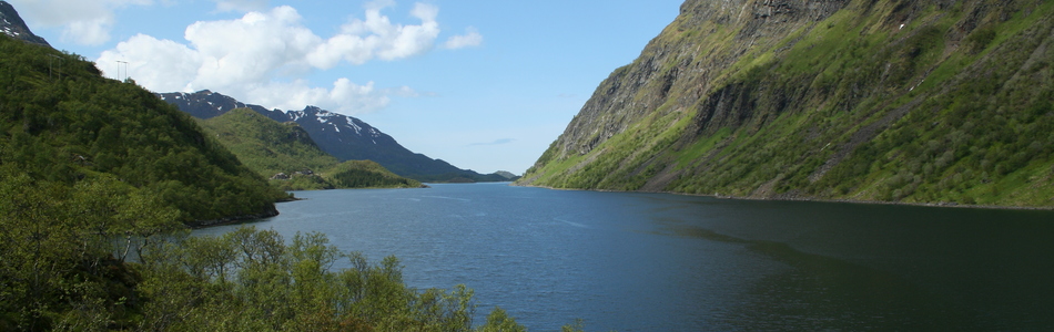 Foto av dypt nedskåret fjordlandskap