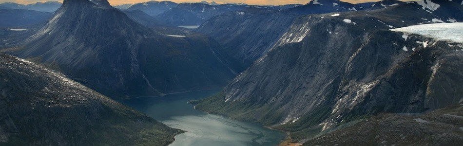 Foto av nedskåret fjordlandskap