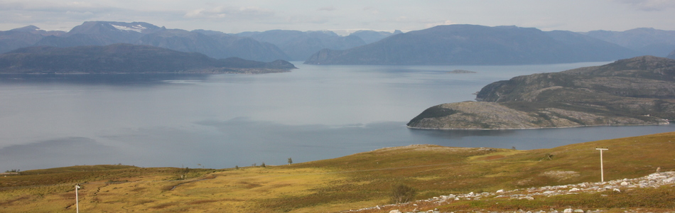Foto av åpent fjordlandskap
