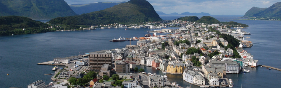 Foto av åpent fjordlandskap med tett bebyggelse