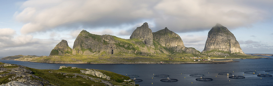 Foto av eksponert ytre kystslettelandskap med bratte åser, restfjell, klipper og stup