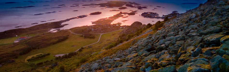 Foto av eksponert ytre slakt til småkupert kystslettelandskap med tett bebyggelse