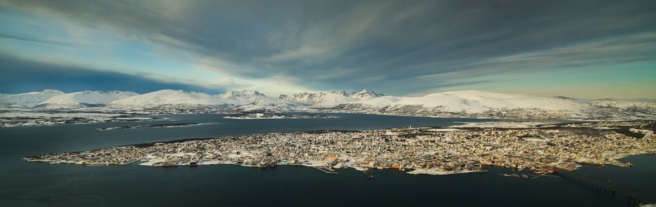 Foto av skjermet indre slakt til småkupert kystslettelandskap med by