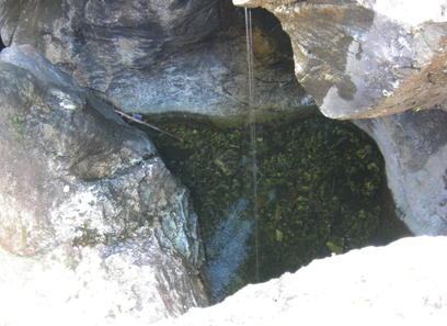 Foto av kalkfattige til svakt kalkrike grotter og overheng