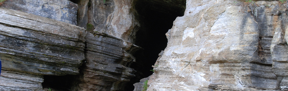 Foto av grotte og overheng