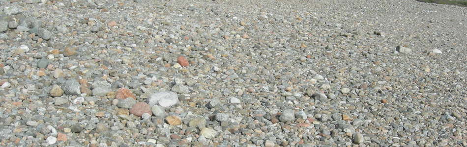 Foto av grus- og steindominert strand og strandlinje